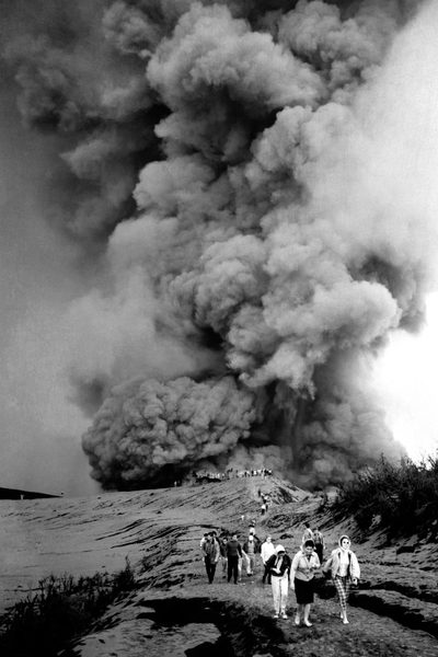 Visitors at the edge of Irazú Volcano’s crater during eruption